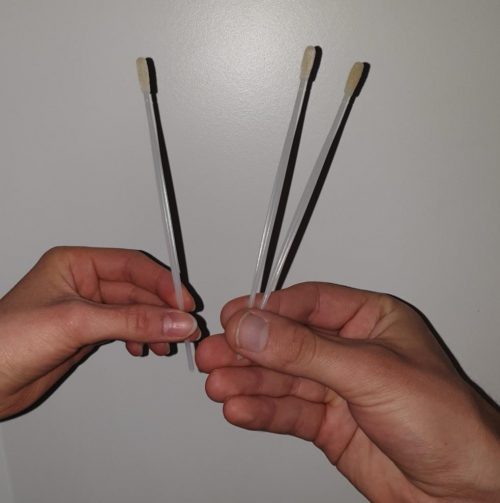 3 Stäbchen halten Mann und Frau Hand